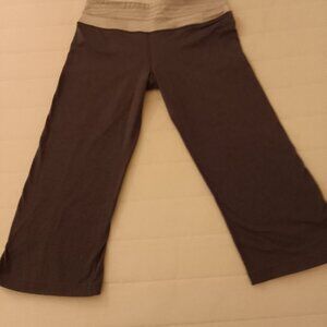 Lululemon medium grey capri leggings.